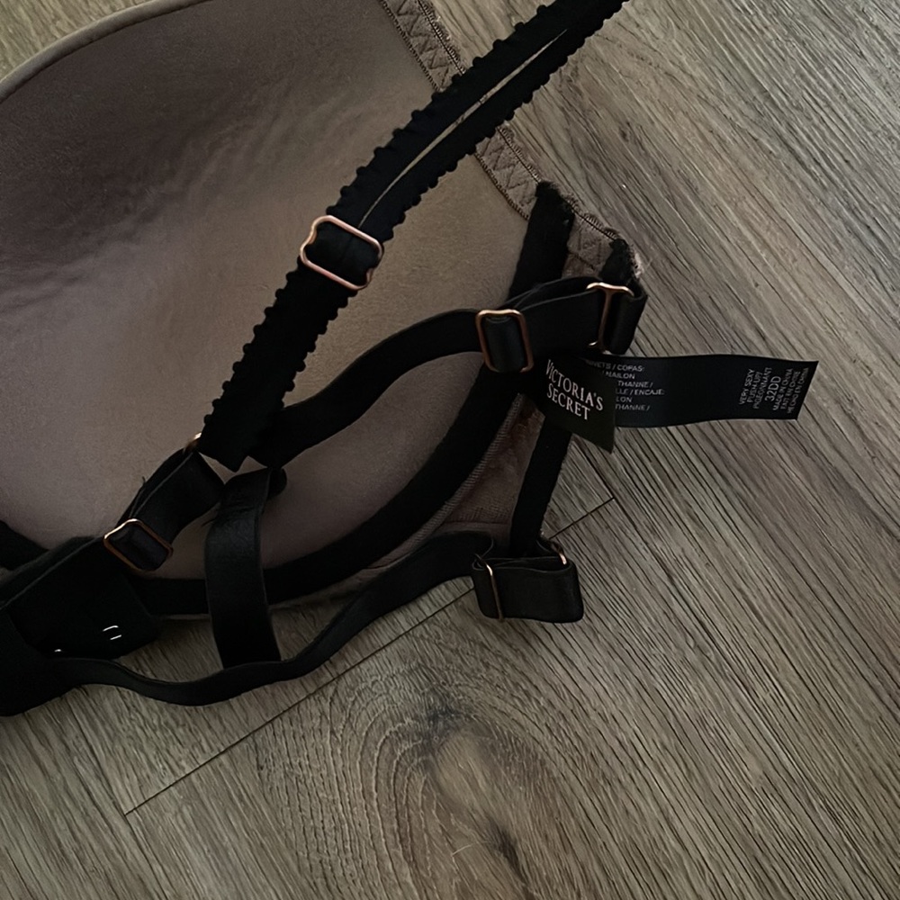 Victoria’s Secret Very Sexy Push Up Strappy Lace Bra. - Picture 10 of 11